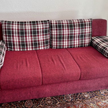 Divano letto con cuscini in bordeaux
