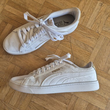 Weisse und goldene Puma-Sneaker