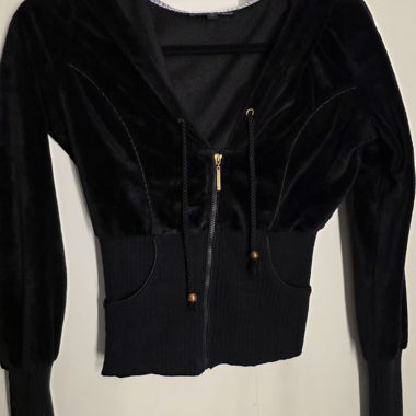 Schwarze Samt-Kurzjacke mit Kapuze