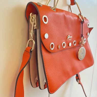 GUESS Tasche mit goldenen Details