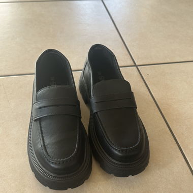 Schwarze Plateauslipper