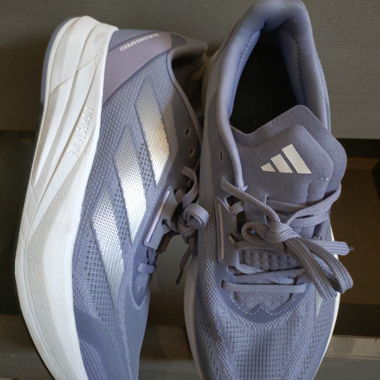 Neue Adidas Turnschuhe