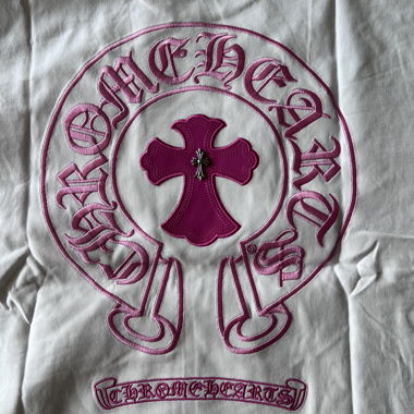 T-shirt Chrome Hearts bianco con dettagli rosa originale