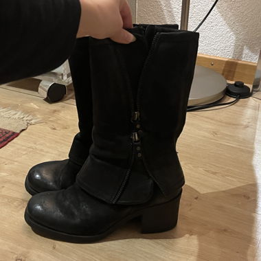 Schwarze Y2K-Stiefel mit Absatz aus Leder