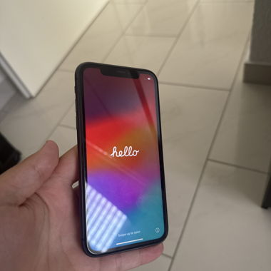 iPhone 11 nero con 5 cover