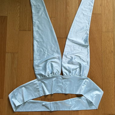 Top crop satinato GinaTricot azzurro chiaro