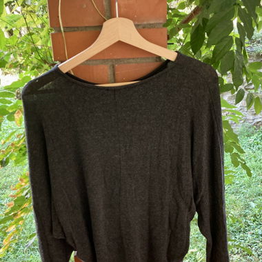 Maglia grigia leggera a maniche lunghe 