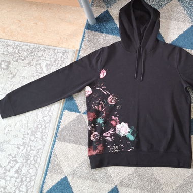 Black pullover with rose print size M