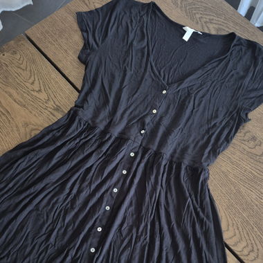 Schwarzes Kleid mit Knopfleiste
