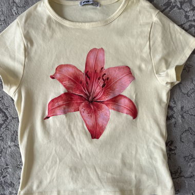 Top cropped giallo con stampa floreale