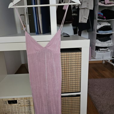 Abito con spalline in raso rosa