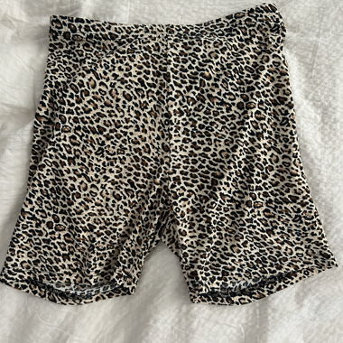 Pantaloncini con stampa leopardata