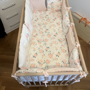 Babybett mit Blumen-Bettwäsche-Set