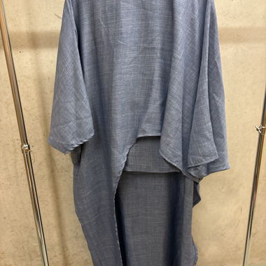 Top blu asimmetrico e pantaloni