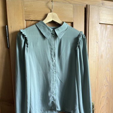 Bluse mit Rüschen