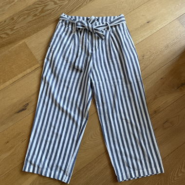 Pantaloni a righe blu e bianche