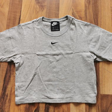 Kurzes Nike T-Shirt