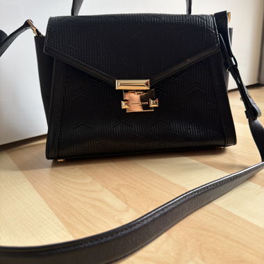 Borsa a Mano Nera con Tracolla