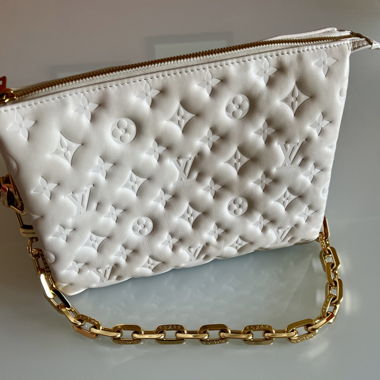 Louis Vuitton Coussin PM cuir monogramme matelassé