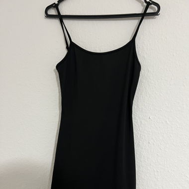 Robe moulante courte à bretelles ajustables 