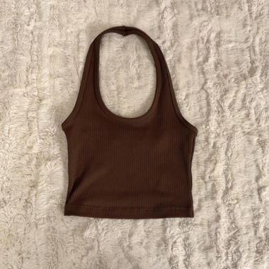 Braunes geripptes Halterneck-Crop Top