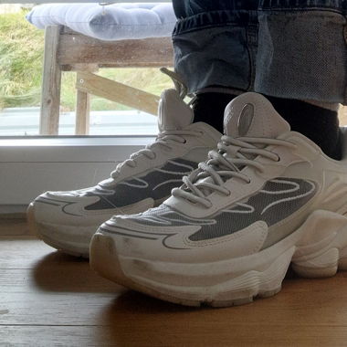 Baskets transparente sur le dessus