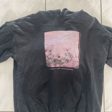 Schwarzer Hoodie mit Print