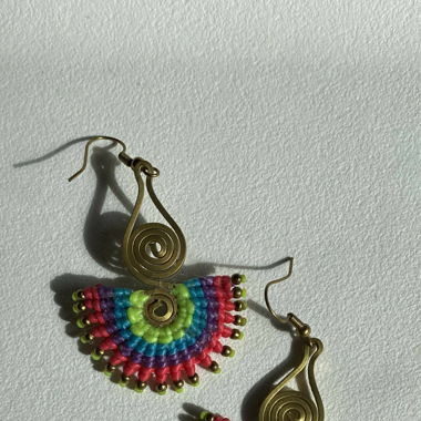 Messing Macramee Ohrringe Tribal Beads „Bunt“