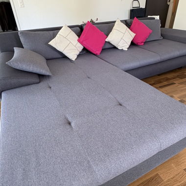 Graues Ecksofa mit Stauraum