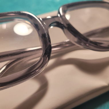 Hellgraue Designer-Brille