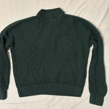 Dunkelgrüner Pullover aus grobem Strick mit Stehkragen