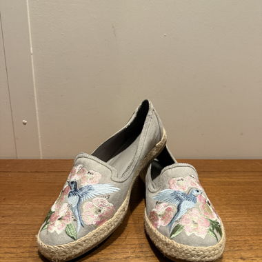 Bestickte Espadrilles in Hellgrau