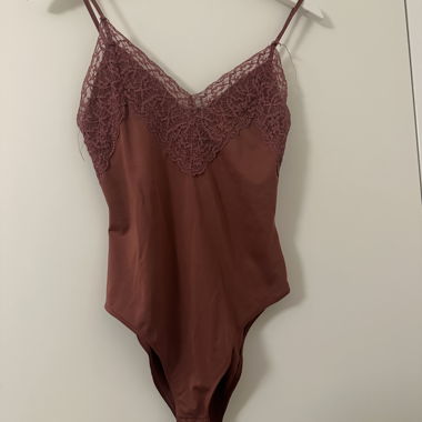 Lace bodysuit in dark pink