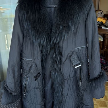 Cappotto nero con pelliccia vera (procione)