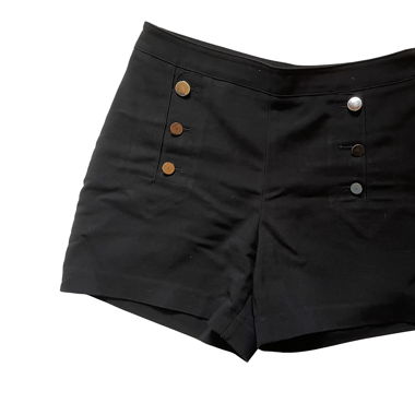 Kurze Hose schwarz mit goldenen Knöpfen