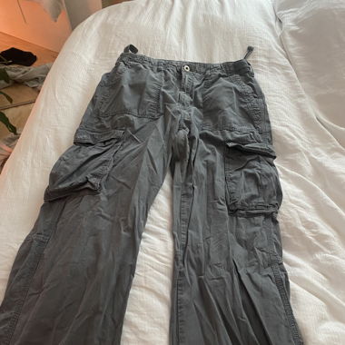 Cargo gris Bershka 