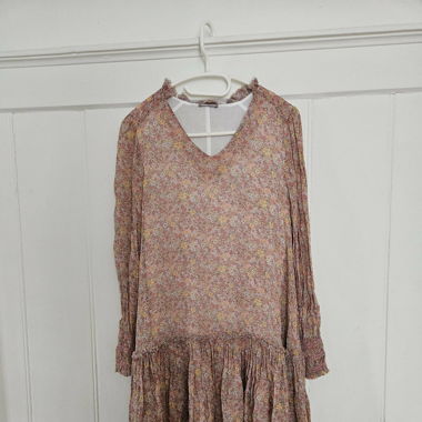 Pinkes Kleid mit Blumenmuster von Hemisphere