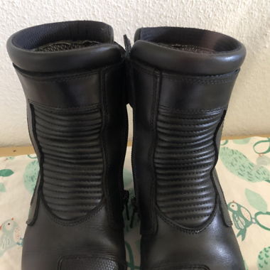 Botte motarde avec talons surélevés.