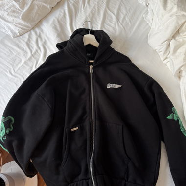 Felpa con zip nera con stampa