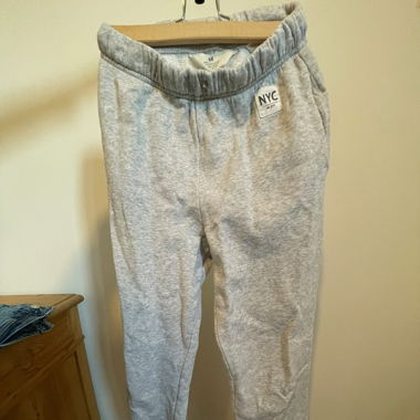 Graue Jogginghose
