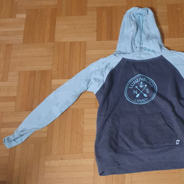 Pull bleu clair et gris foncé