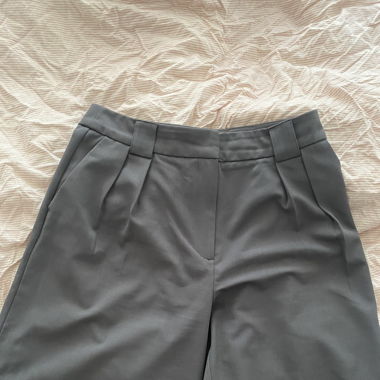 Kurze Stoffhose