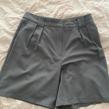 Kurze Stoffhose