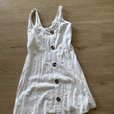 Weisses Sommerkleid mit Knöpfen