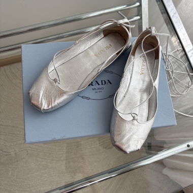 Ballerine Prada argentate con lacci