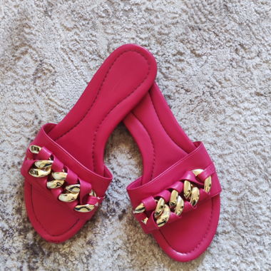 Rosa Mules mit Kettenriemen