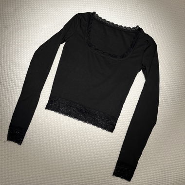 Top nero in pizzo a maniche lunghe