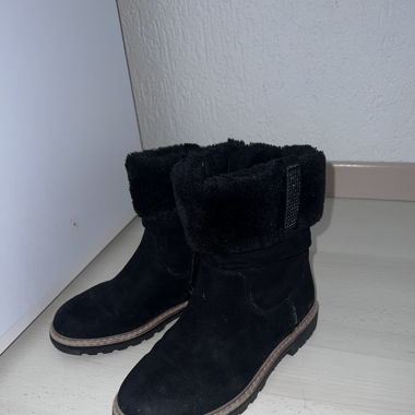 Schwarze Winterboots mit Fell
