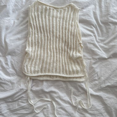 Crop top lavorato a maglia bianco semi-trasparente
