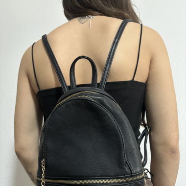 schwarzer rucksack
